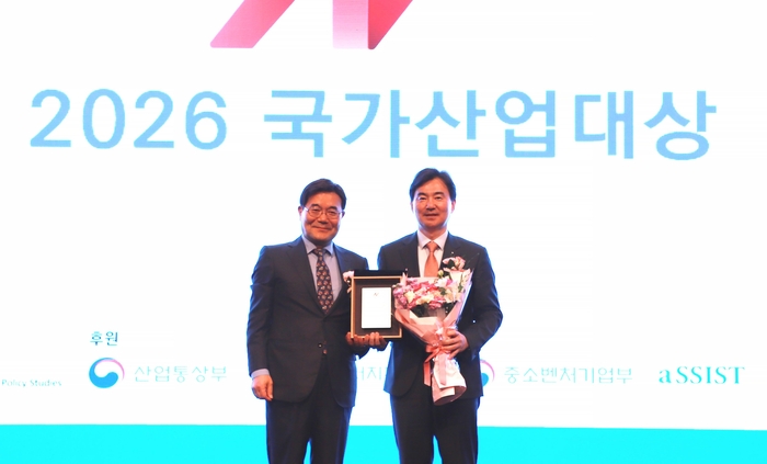 민재홍 덕성여대 총장이 2026년 4월 16일 양재동 엘타워에서 열린 '2026 국가산업대상' 시상식에서 인재육성부문 대상을 수상했다. (사진=덕성여대)