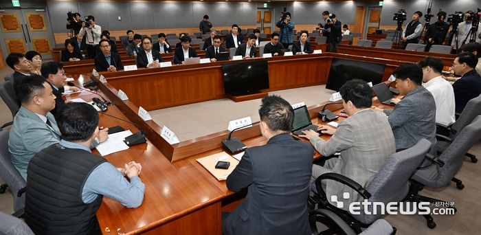 공동주택 내 전기차 충전시설 설치·운영체계 개선을 위한 간담회가 16일 서울 종로구 정부서울청사에서 열렸다. 김성환 기후에너지환경부 장관이 모두발언을 하고 있다.  이동근기자 foto@etnews.com