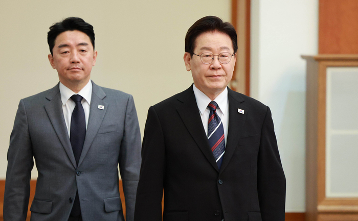 이재명 대통령과 강훈식 비서실장이 16일 청와대에서 열린 수석보좌관회의에 입장하고 있다. 연합뉴스