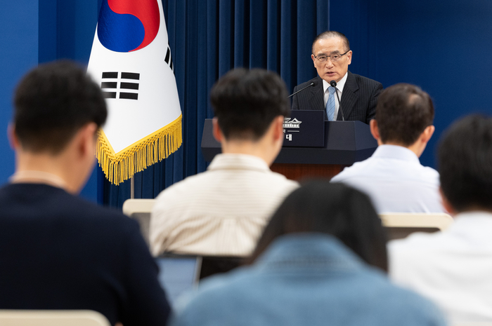 위성락 국가안보실장이 16일 청와대 기자회견장에서 이재명 대통령 순방 일정을 설명하고 있다. 연합뉴스