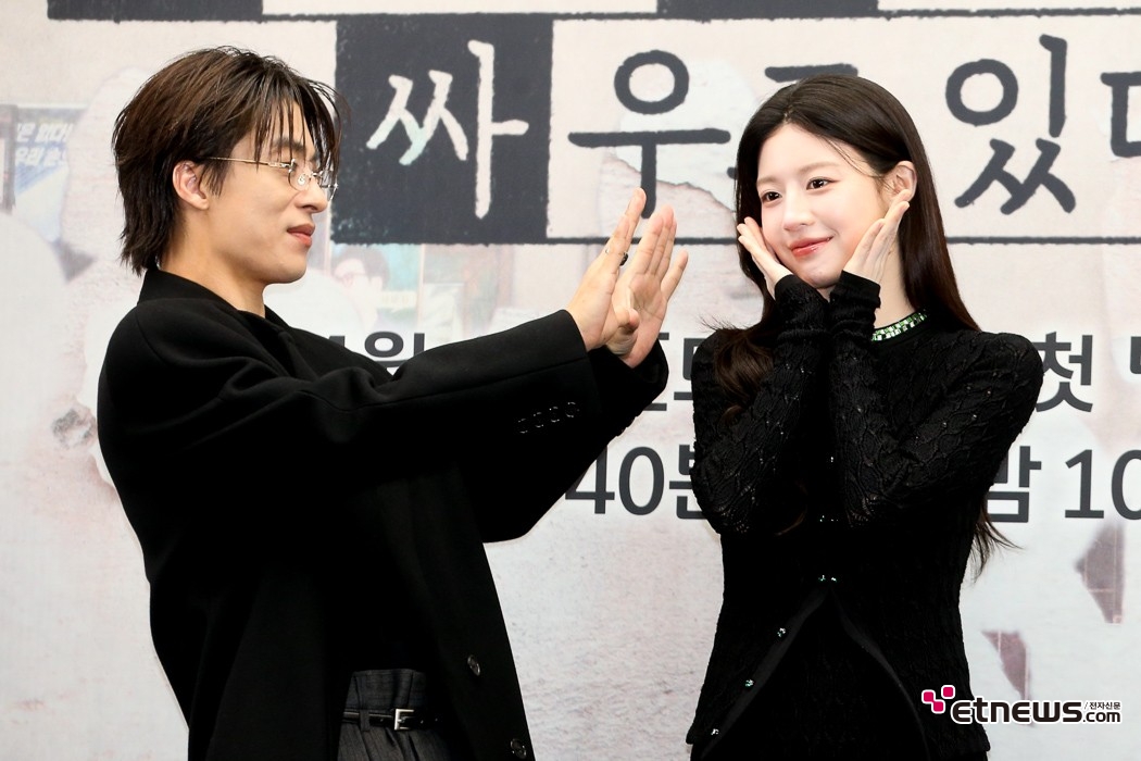 [ET포토] 구교환-고윤정, '하트 뿅뿅'