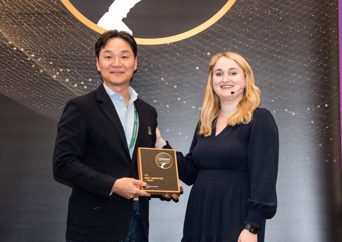 장성현 대한항공 마케팅·IT, 객실 및 서비스 부문 부사장(왼쪽)이 독일 함부르크에서 열린 '2026 온보드 호스피탈리티 어워즈' 시상식에서 기내 서비스 4개 부문을 수상하고 기념촬영을 하고 있다.