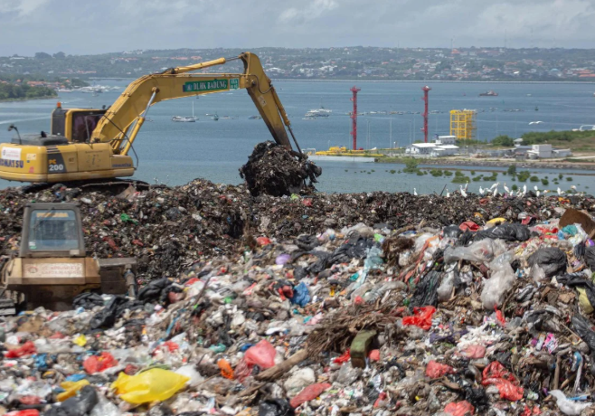 인도네시아의 대표적인 관광지 발리에서 일부 매립장이 운영을 중단하면서 주민들이 몸살을 앓고 있다. 사진=SCMP