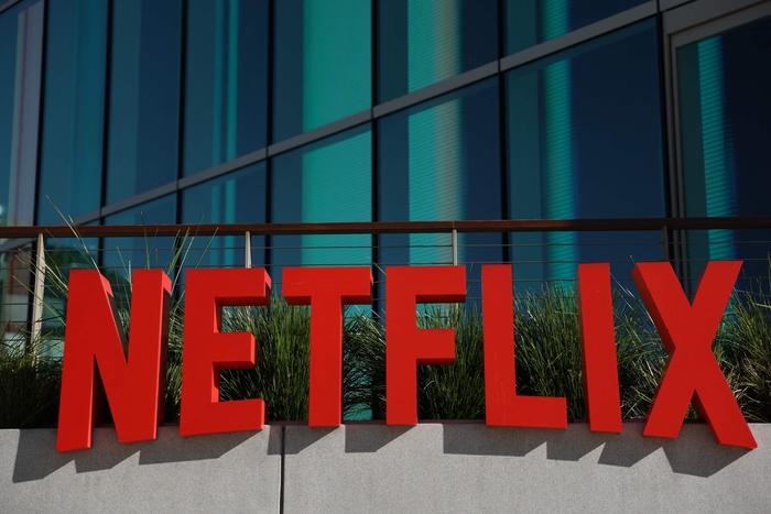 (FILES) The Netflix logo is pictured at the company?s offices on Vine in Los Angeles, California on December 5, 2025. (Photo by Patrick T. Fallon / AFP)