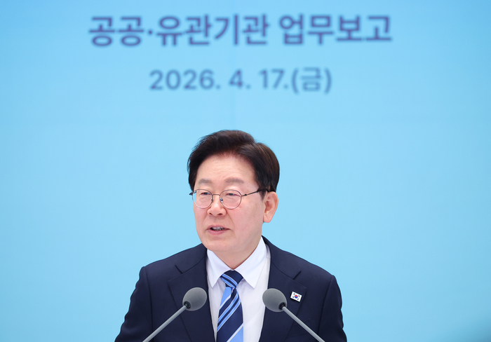 이재명 대통령이 17일 청와대 영빈관에서 열린 공공기관 및 유관기관 업무보고에서 발언하고 있다.     이번 업무보고는 지난해 12월 부처보고에서 제외됐던 36개 공공기관과 66개 유관기관이 대상이다. 연합뉴스