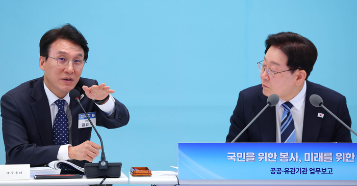 이재명 대통령이 17일 청와대 영빈관에서 열린 공공기관 및 유관기관 업무보고에서 김민석 총리의 발언을 듣고 있다. 연합뉴스