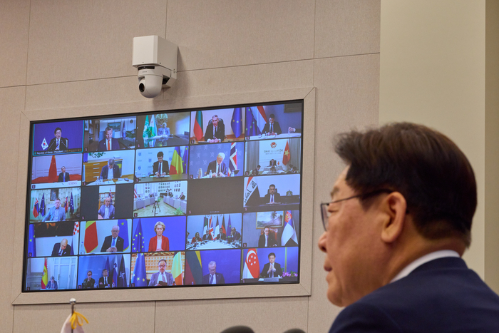 이재명 대통령이 17일 청와대에서 프랑스·영국이 주도하는 호르무즈 해협 자유항행에 관한 화상 정상회의를 하고 있다.     이번 회의에는 한국, 프랑스, 영국, 독일, 이탈리아, 캐나다, 호주, 이라크, 싱가포르 등 50여 개국 정상·대표들이 호르무즈 해협 항행의 자유를 위한 국제적 노력, 선원 안전 및 선박 보호, 전쟁 종식 후 항행 안전보장을 위한 실질적 방안 등에 대해 의견을 교환했다. 연합뉴스