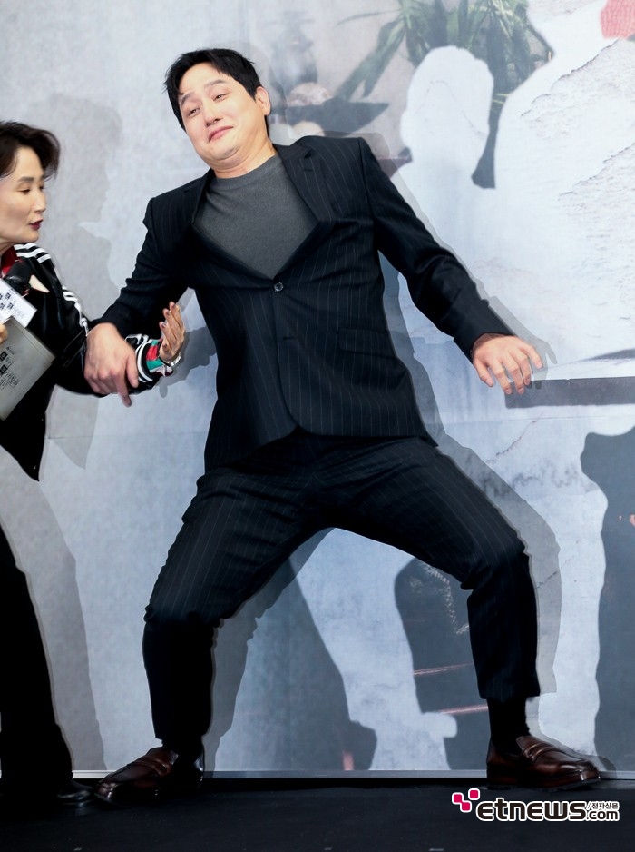 [ET포토] 박해준, '망가져도 좋아~가치있는 포즈 취하려다 우당탕'