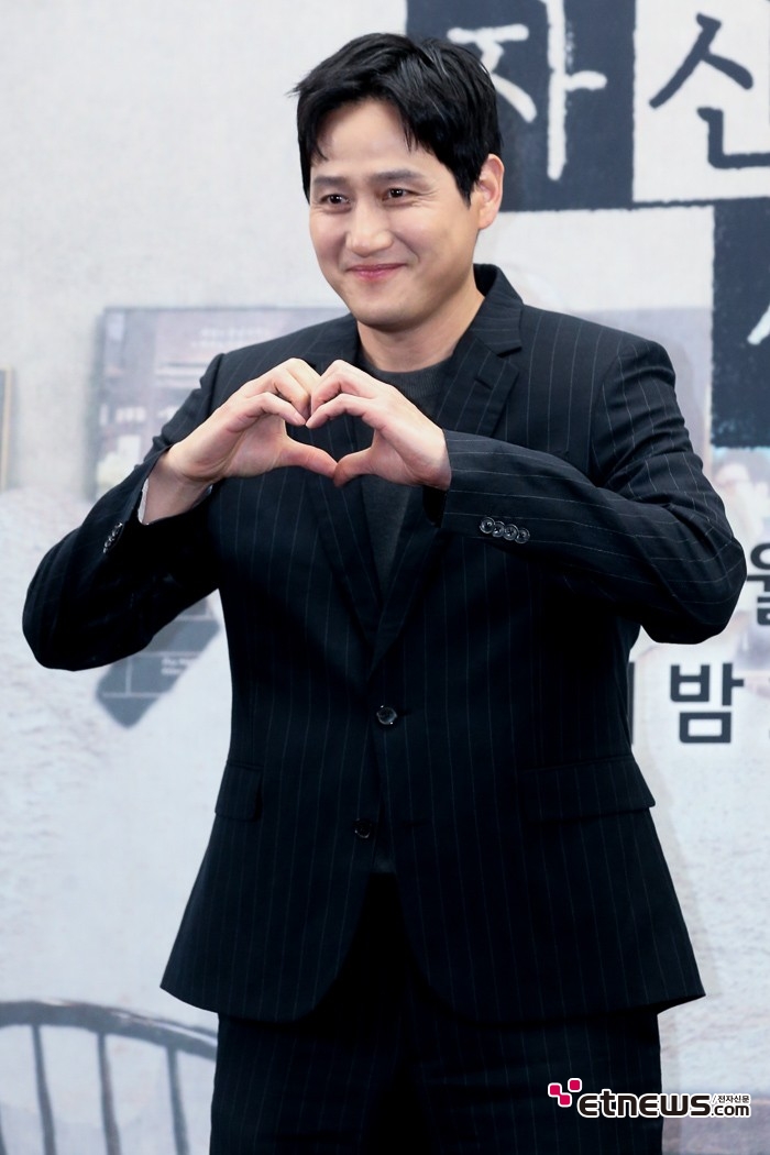 [ET포토] 박해준,. '마무리는 사슴눈 하트'