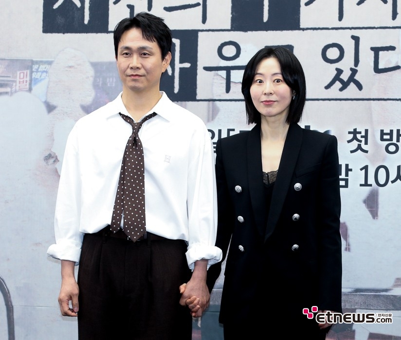 [ET포토] 오정세-강말금, '사이 괜찮은 부부의 모습'