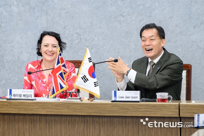 이재준 수원시장(오른쪽)과 레이첼 베일리 교장이 17일 시청 상황실에서 베넨든스쿨 설립을 위합 업무협약을 맺고 기념 촬영했다.