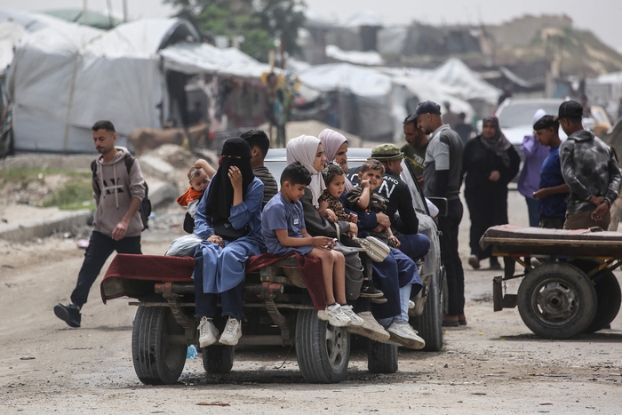 팔레스타인인들이 트레일러를 타고 이동하고 있다. 사진=AFP 연합뉴스