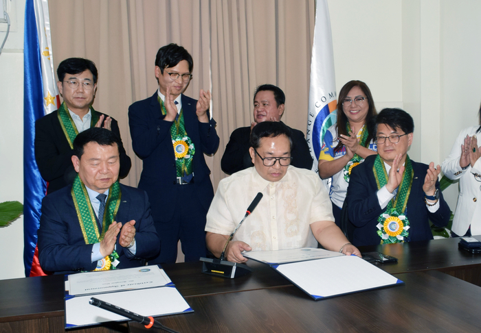 18일(현지시간) 필리핀 대통령궁에서 기후변화위원회 특별고문 위촉식이 진행되고 있다. 앞줄 왼쪽부터 윤석대 한국수자원공사 사장, 알버트 델라 크루즈 필리핀 기후변화위원회 위원장. 사진 출처 : 수공