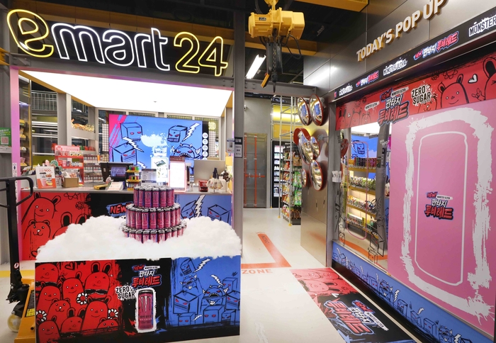 이마트24는 오는 6월 1일까지 에너지 음료 브랜드 '몬스터 에너지'와 손잡고 '울트라 판타지 루비 레드 팝업존을 운영한다고 19일 밝혔다.