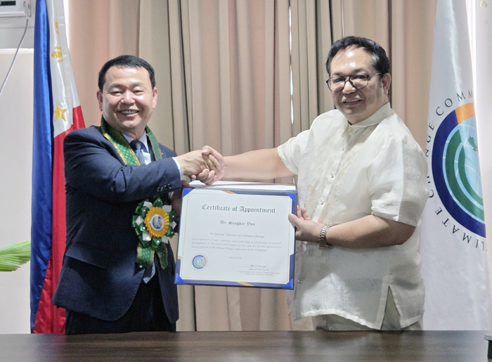 윤석대 한국수자원공사 사장(왼쪽)이 지난 18일(현지시간) 필리핀 대통령궁에서 기후변화위원회 알버트 델라 크루즈 위원장으로부터 위촉장을 받고 기념사진을 촬영하고 있다. 사진 출처 : 수공