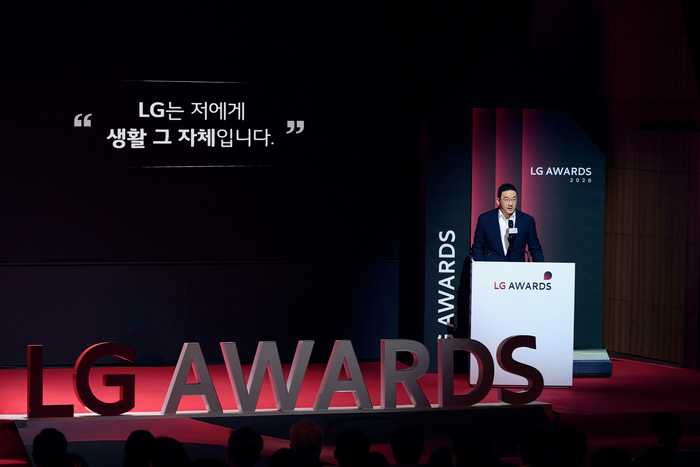 16일 경기도 이천 LG인화원에서 열린 LG어워즈에서 구광모 LG 대표가 고객 심사단이 남긴 소감을 언급하며 축사를 하고 있는 모습 사진제공=LG전자