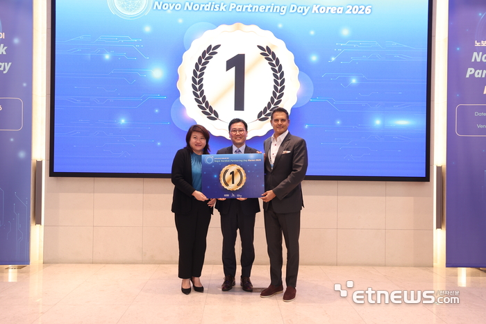 안성민 가천대학교 의과대학 교수(가운데)가 1일 서울 양재동 엘타워에서 열린 '노보 노디스크 파트너링 데이 2026' 피칭 이벤트에서 1위에 선정된 후 관계자들과 기념촬영 했다.