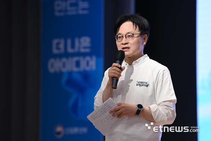 김정관 산업통상부 장관이 18일 충남 예산군 스플라스 리솜에서 열린 '산업단지 정책 해커톤 대회'에 참석해 '붕어빵' 최우수상팀에게 산업부 장관상을 수여했다. 산업부 제공