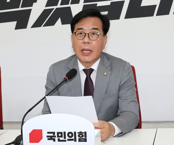 국민의힘 송언석 원내대표가 19일 국회 원내대표실에서 기자회견을 열고 부동산 양도세 장기보유특별공제 폐지, 대장동 사건, 지방선거와 관련한 입장을 밝히고 있다. 연합뉴스