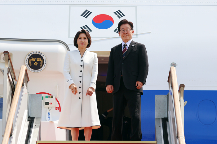 인도·베트남을 국빈 방문하는 이재명 대통령과 김혜경 여사가 19일 성남 서울공항 공군 1호기에서 환송객에게 인사하고 있다. 연합뉴스