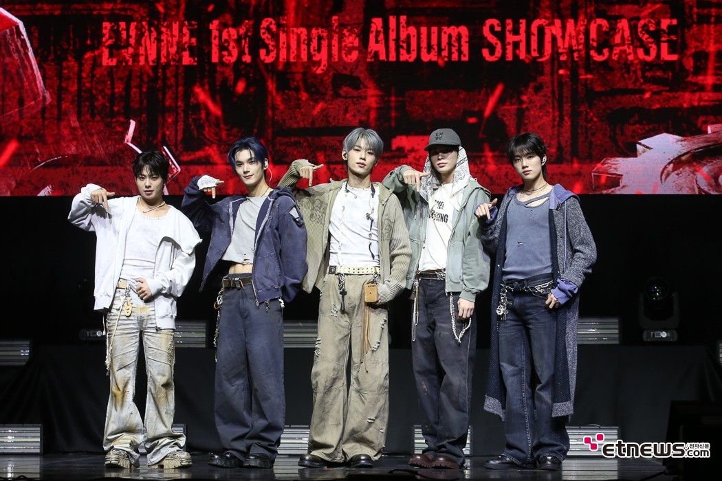 [ET포토] '5인으로 재편 재 탄생한 그룹 이븐'