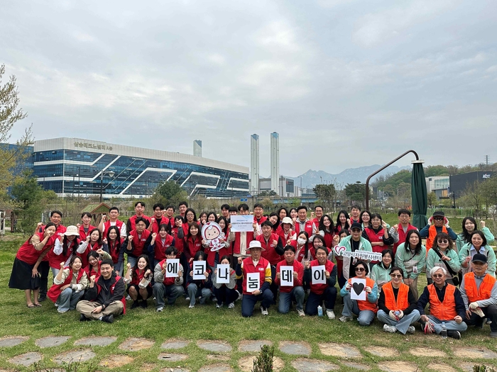 LG헬로비전은 봄을 맞아 지역사회 환경을 정비하고 도심 속 녹색 가치를 더하는 '에코나눔 DAY' 활동을 전개했다고 20일 밝혔다.[LG헬로비전 제공]