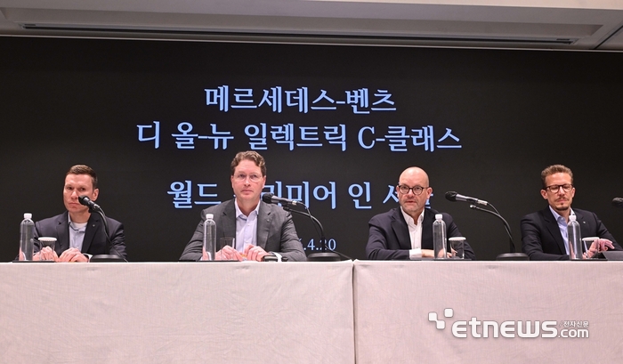 (왼쪽부터) 마티아스 바이틀 메르세데스-벤츠 코리아 사장, 올라 칼레니우스 메르세데스-벤츠그룹 AG 이사회 의장(회장) 겸 최고경영자(CEO), 요르그 부르저 메르세데스-벤츠 그룹 AG 이사회 멤버 및 최고기술책임자(CTO), 개발&구매 총괄, 마티아스 가이젠 메르세데스-벤츠 그룹 AG 이사회 멤버 겸 세일즈&고객 경험 총괄. 박지호기자 jihopress@etnews.com