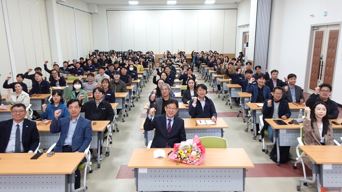 김용만 한국탄소산업진흥원장이 취임식을 마치고 임직원들과 기념사진을 촬영하고 있다.