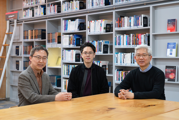 김건우 학부장, 안강훈 교수, 강진호 교수(왼쪽부터).