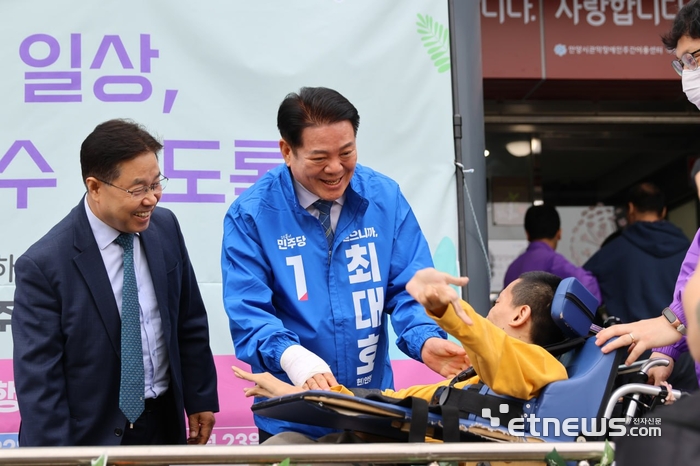 최대호 더불어민주당 안양시장 후보가 20일 시청 강당에서 열린 '제46회 장애인의 날' 기념행사에 참석해 장애인들과 인사를 나누고 있다.