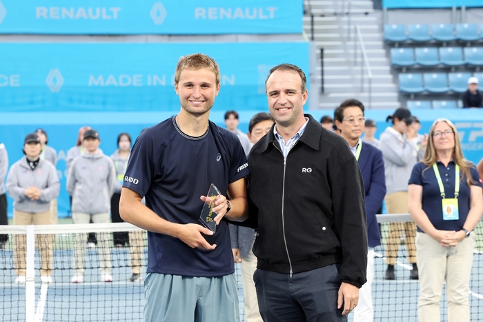 니콜라 파리 르노코리아 사장(오른쪽)이 부산시 금정체육공원 스포원 테니스장에서 열린 '르노 부산오픈테니스대회 2026' 시상식에서 단식 우승자 레안드로 리에디 선수에게 시상했다.