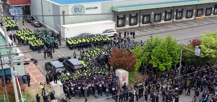 지난 20일 오후 경남 진주시 정촌면 BGF로지스 진주센터에서 화물연대 관계자가 센터 입구로 진입하려는 과정에서 경찰과 대치하고 있다. (사진=연합뉴스)