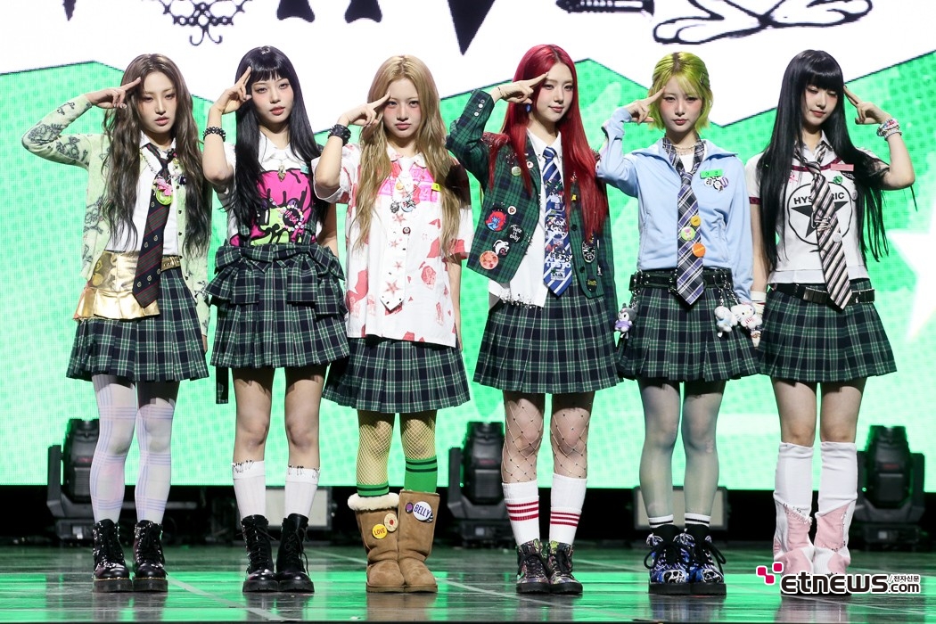 [ET포토] 언차일드, '폴란드 군인 경례 포즈'