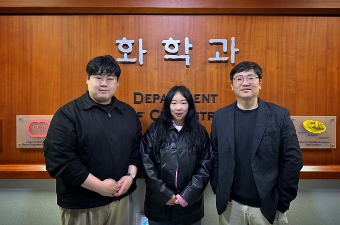 (왼쪽부터)고려대 정광섭 교수, 엄소영 박사(공동 제1저자), 이진혁 석박통합과정생 (공동 제1저자)