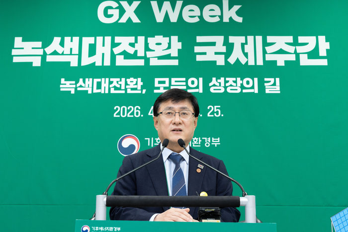 김성환 기후에너지환경부 장관은 20일 전남 여수 엑스포컨벤션선터에서 열린 기자간담회에서 기자 질문에 답변하고 있다. 사진 출처 : 기후부