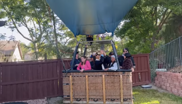 미국 캘리포니아주 가정집에 불시착한 열기구. 사진=유튜브 캡처