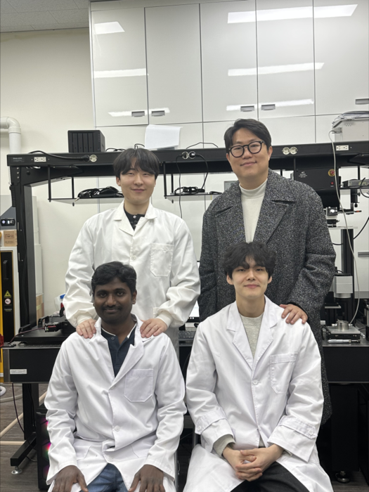 위쪽 왼쪽부터 시계방향으로 허준석 석박통합과정, 한승회 교수, 위찬웅 석박통합과정생, C. 나가라잔 박사후연구원이 기념 촬영하고 있다.