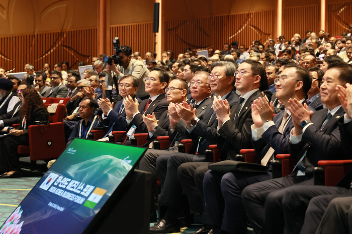 류진 한국경제인협회 회장이 20일 인도 뉴델리 바랏 만다팜에서 열린 '한-인도 비즈니스 포럼'에 참석해 인사말을 하고 있다. 이번 포럼에는 이재명 대통령을 비롯해 양국 기업인과 정부 인사 등 600여 명이 참석한 가운데, 첨단 제조·디지털 경제·에너지 전환 등 핵심 산업 분야의 실질적 협력 방안이 논의됐다. 사진 오른쪽부터 장인화 포스코그룹 회장, 이성호 주인도대사, 구광모 LG회장, 김창범 한경협 부회장, 정의선 현대자동차그룹 회장, 위성락 안보실장, 이재용 삼성전자 회장, 조현 외교부 장관 사진제공=한경협