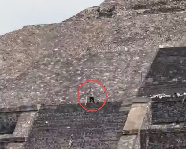 20일(현지시간) 멕시코 멕시코주 테오티우아칸 달의 피라미드에서 발생한 총격 사건 범인(빨간색 동그라미). 사진=엑스 캡처