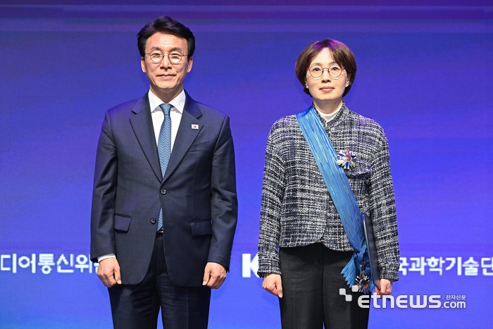 [포토] 2026 과학·정보통신의 날 과학기술훈장 창조장에 서울대 김빛내리 교수