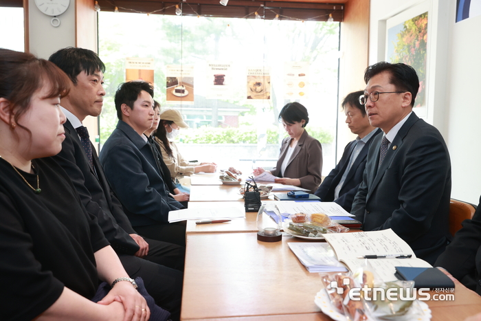 이병권 중소벤처기업부 제2차관이 21일 서울 영등포구 멜리플루어스에서 열린 “중동 전쟁 관련 소상공인 현장애로 간담회(3차, 카페업)”에서 모두발언을 하고있다.