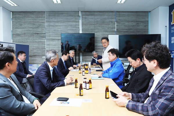 △김병욱 더불어민주당 성남시장 후보가 성남 제조기업과 판교 혁신기업 간 협력 방안을 논의하는 정책 제안 자리에 참석해 성남 기업인들과 이야기를 나누고 있는 모습.