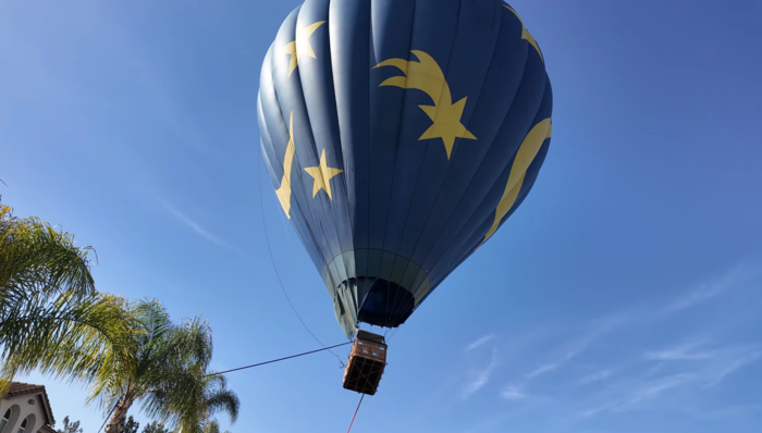 미국 캘리포니아주 가정집에 불시착한 열기구. 사진=유튜브 캡처