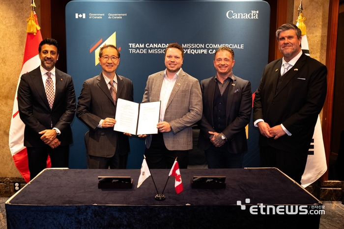 인아텍앤코포가 캐나다 제로키의 산업용 위치 시스템을 국내 출시한다. 왼쪽부터 마닌더 시두 캐나다 국제통상장관, 김기태 인아텍앤코포 TECH 사업부 전무, 매튜 로우 제로키 CEO, 조슈아 탄졸라 제로키 영업 부사장, 필립 라포르튠 주한 캐나다 대사가 대리점 계약 체결 후 기념 촬영을 하고 있다. 〈인아텍앤코포 제공〉