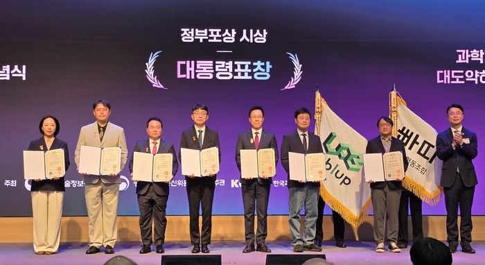 스페이스뱅크의 이원희 대표(맨 왼쪽)가 정보통신 산업 발전에 기여한 공로를 인정받아 '정보통신 유공 대통령표창'을 수상했다.