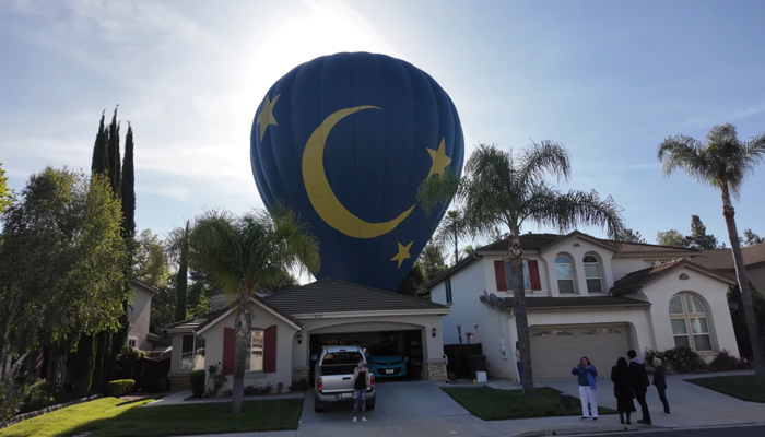 미국 캘리포니아주 가정집에 불시착한 열기구. 사진=유튜브 캡처