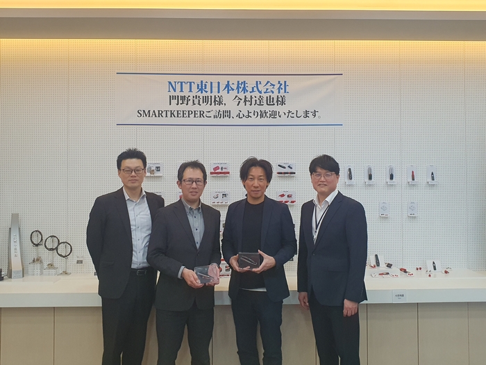 카도노 타카아키 NTT동일본 비즈니스이노베이션본부 선진사업추진부 선진기술부문장(오른쪽에서 두번째), 이마무라 타츠야 NTT동일본 비즈니스이노베이션본부 선진사업추진부 선진기술부문 스마트키퍼 프로담당(〃세번째)을 비롯해 양사 관계자들이 기념촬영했다. 스마트키퍼 제공