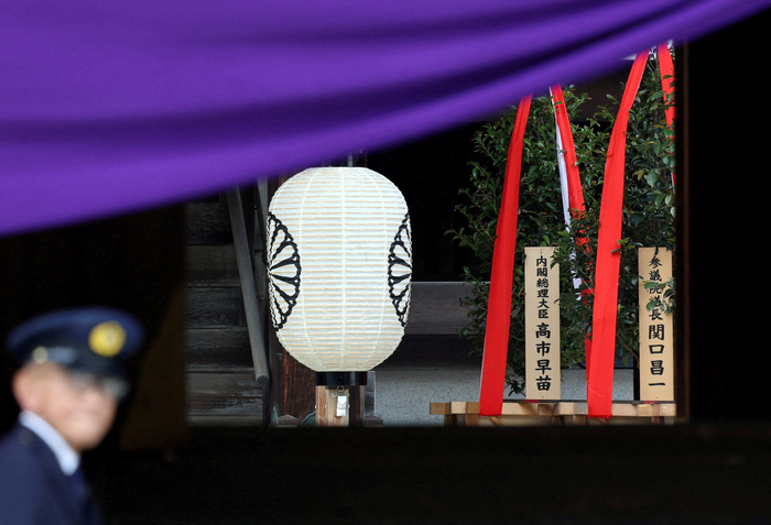 일본 야스쿠니 신사에 다카이치 사나에 총리가 보낸 공물. 사진=로이터 연합뉴스