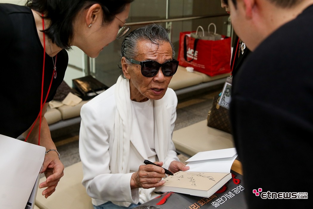 [ET포토] 쟈니리, '회고록 뜨거운 안녕 출판'