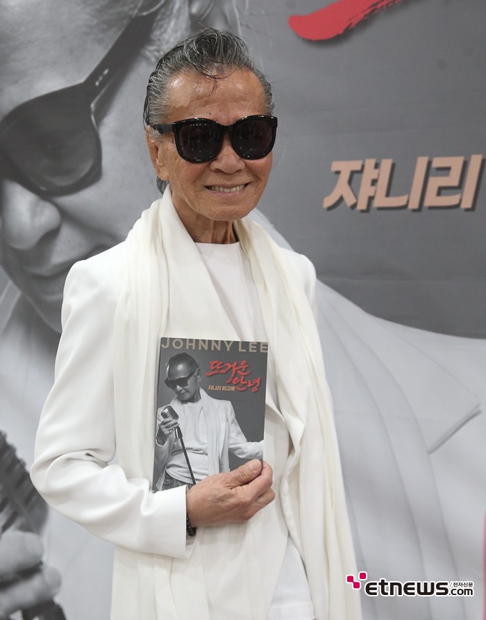 [ET포토] 쟈니리, '회고록 뜨거운 안녕 출판'